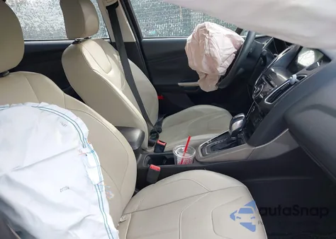 2017 Ford Focus Titanium z USA, uszkodzony, nr VIN 1FADP3J2XHL264244